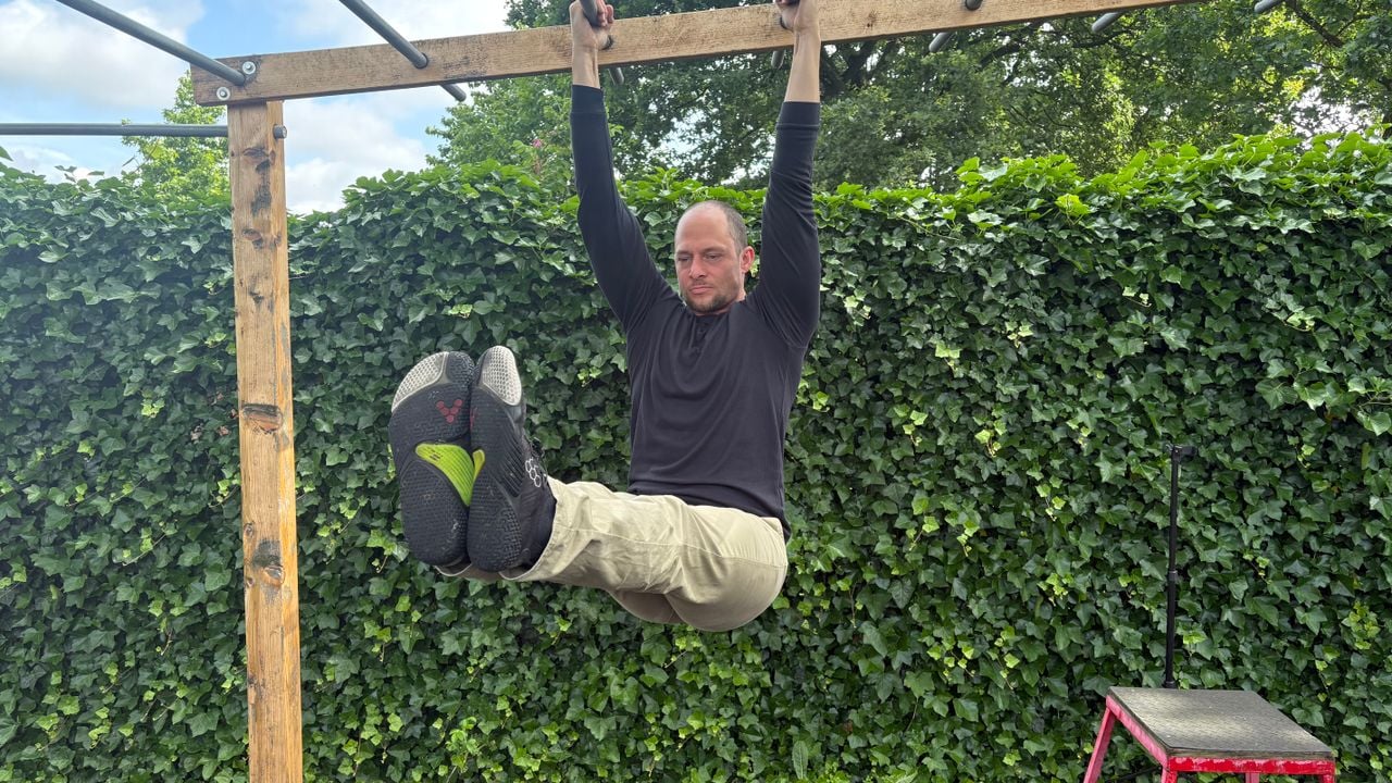 Fenjo van Wilderen in actie met calisthenics.