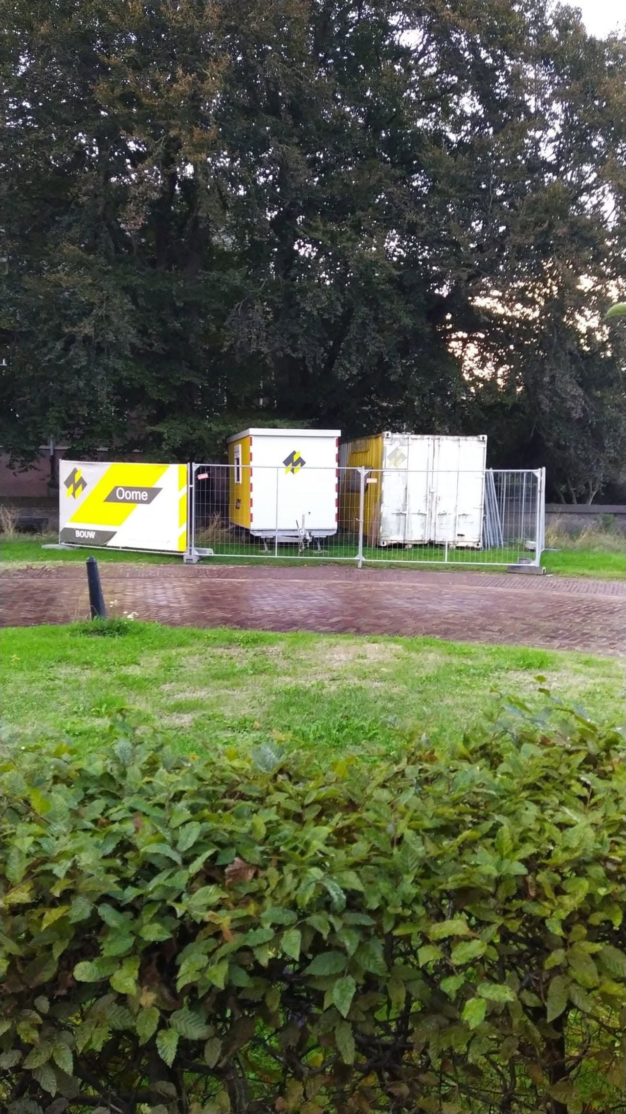 Het eerste jaar zette een aannemer containers in het perkje (foto: Gerard Hardeman).