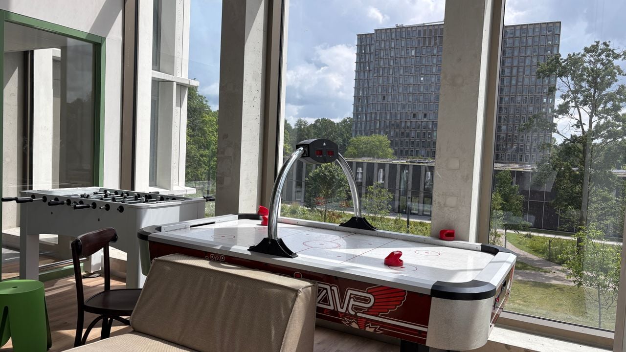 Een van de gezamenlijke ruimtes in de studentenflat op de TU/e (foto: Rogier van Son).