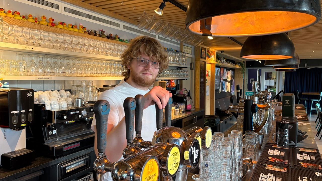 Leander staat meerdere avonden per week achter de bar op de TU/e (foto: Rogier van Son).