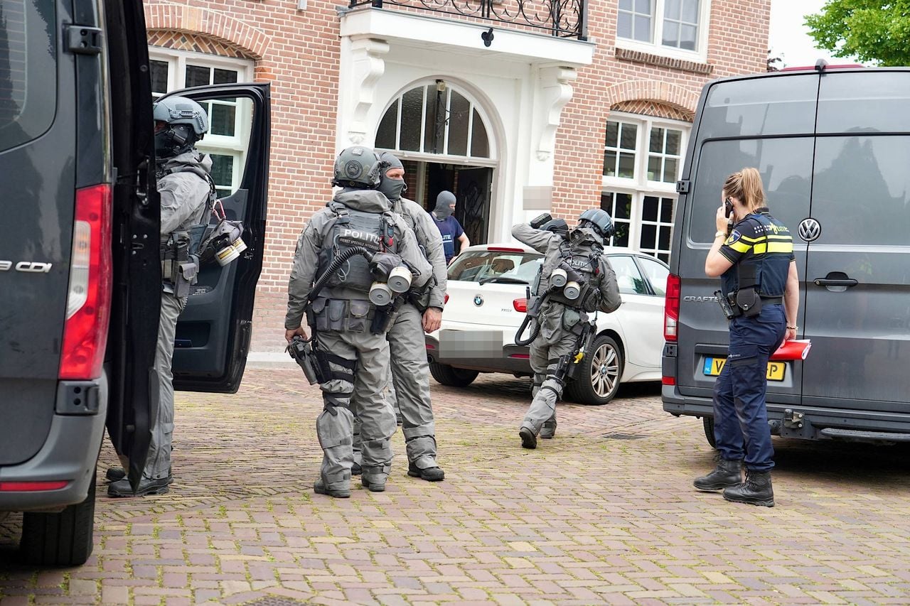 Het arrestatieteam omsingelde het pand (foto: Persbureau Heitink).
