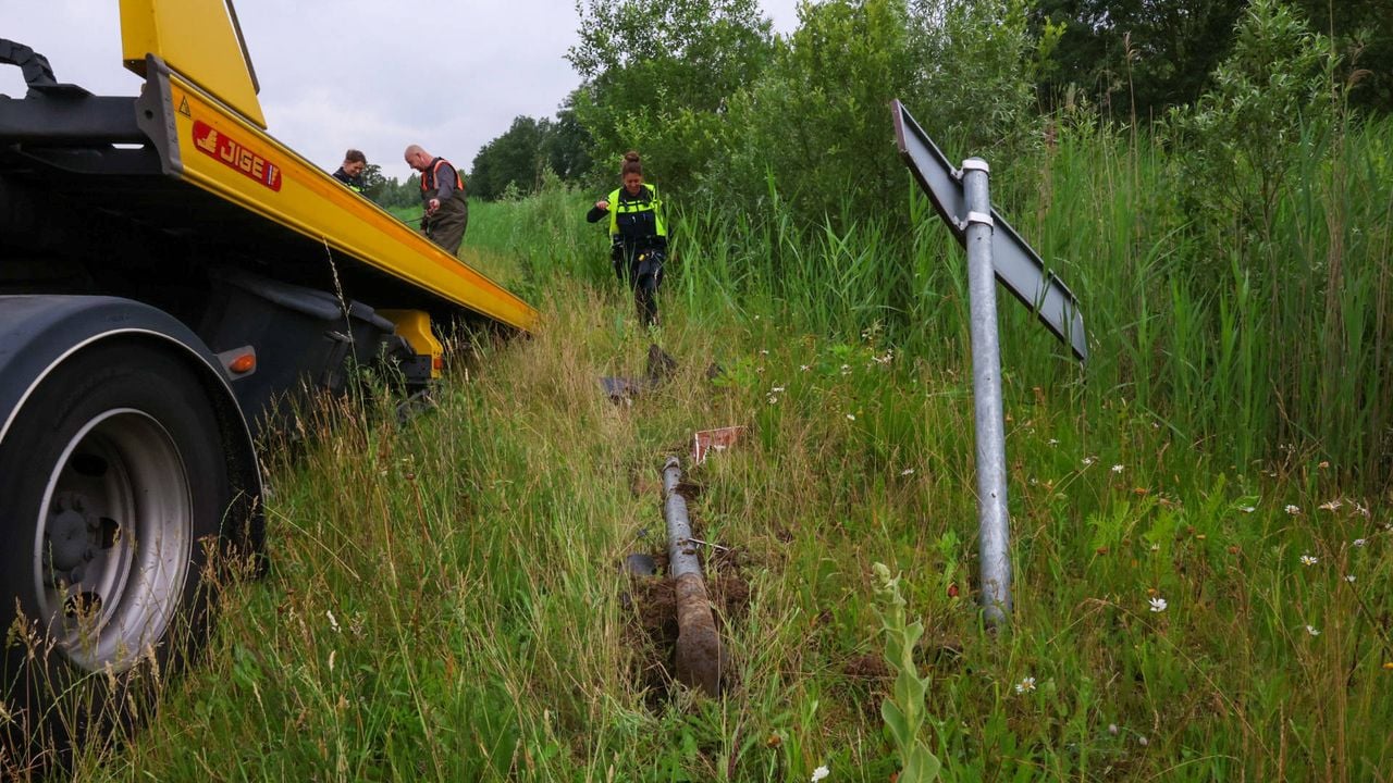 De bestuurder reed de paal omver (foto: Addy smits / Persbureau Heitink).