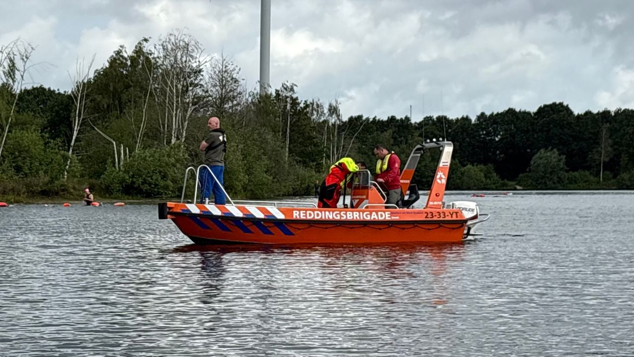 Een boot van de reddingsbrigade op zoek naar drenkelingen (foto: Imke van de Laar).
