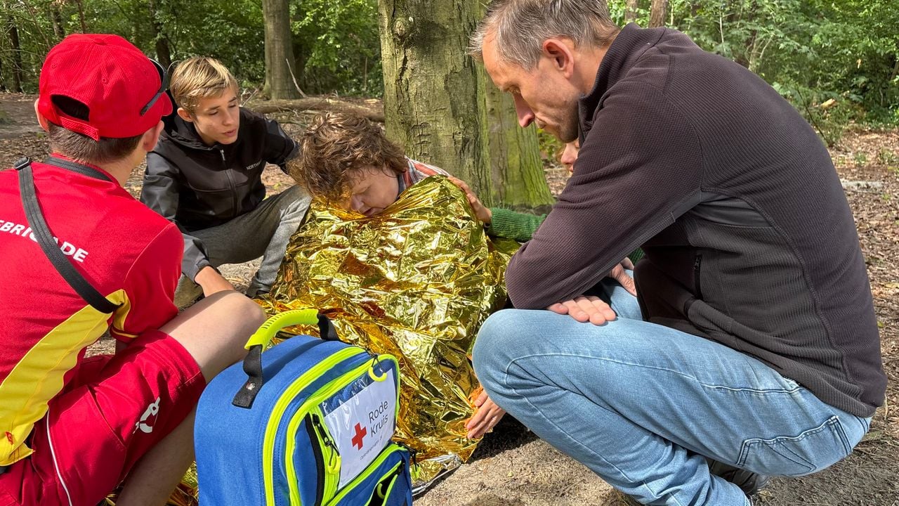 Hulpverleners bij een vrouw die onwel is geworden (foto: Imke van de Laar).