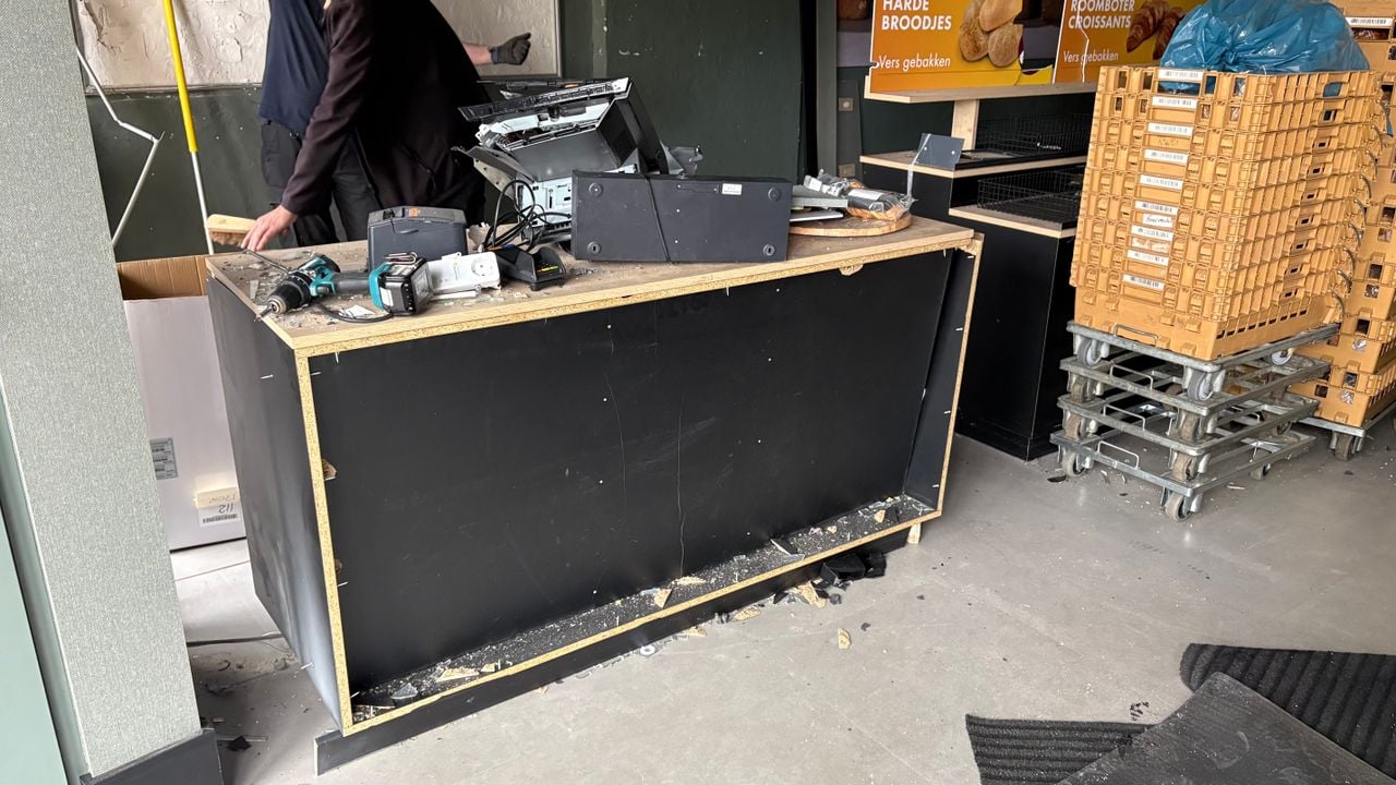 De kassa van de bakkerij is helemaal aan gort (foto: Omroep Brabant).