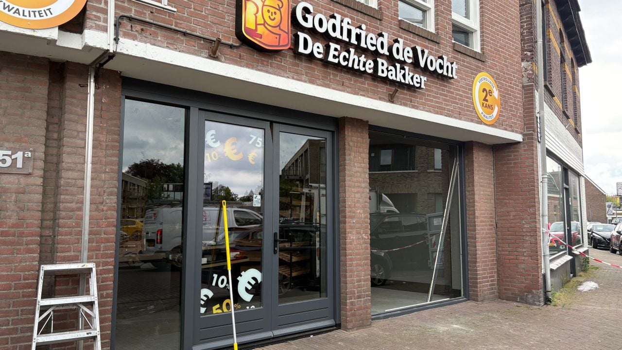 De ramen van de bakkerij zijn aan het einde van de middag al hersteld (foto: Omroep Brabant).