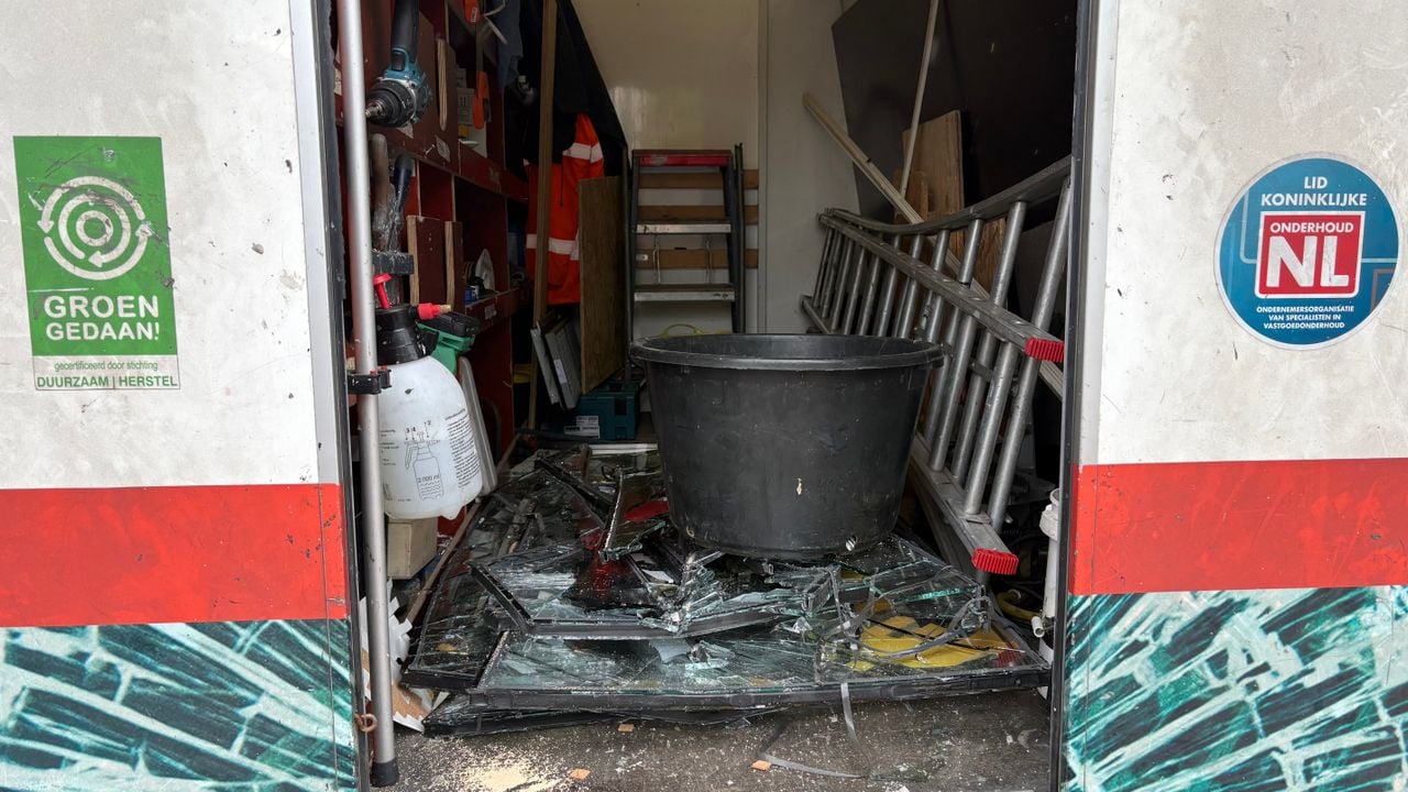 De resten glas in de bus van de glazenzetters (foto: Omroep Brabant).