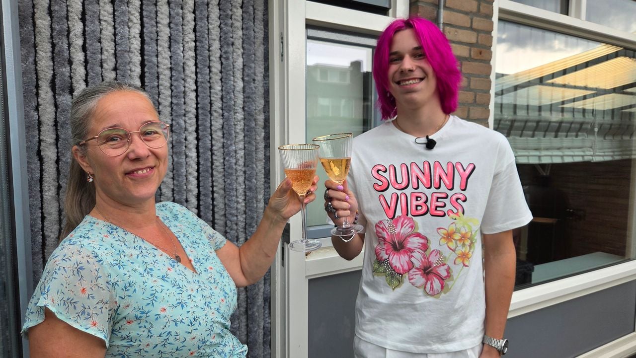 Moeder Francis en Storm Breeman proosten na het verlossende telefoontje (foto: Noël van Hooft).