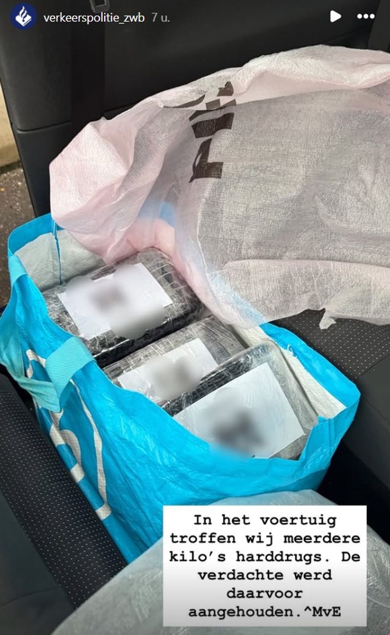 In de auto van de man lagen kilo's drugs (foto: Instagram verkeerspolitie Zeeland-West-Brabant).