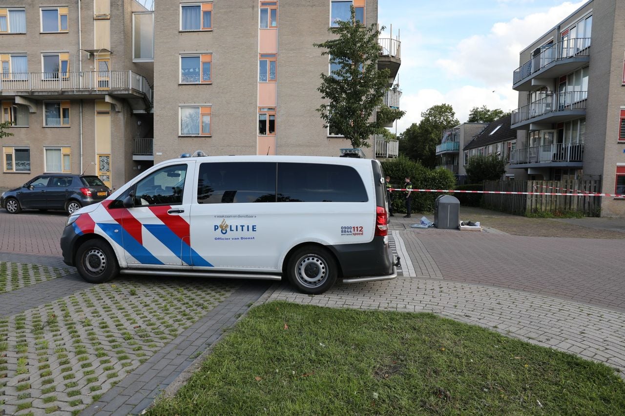 Politie doet onderzoek aan Wilhelminaveld in Bergen op Zoom waar geschoten is (foto: Christian Traets / Persbureau Heitink).