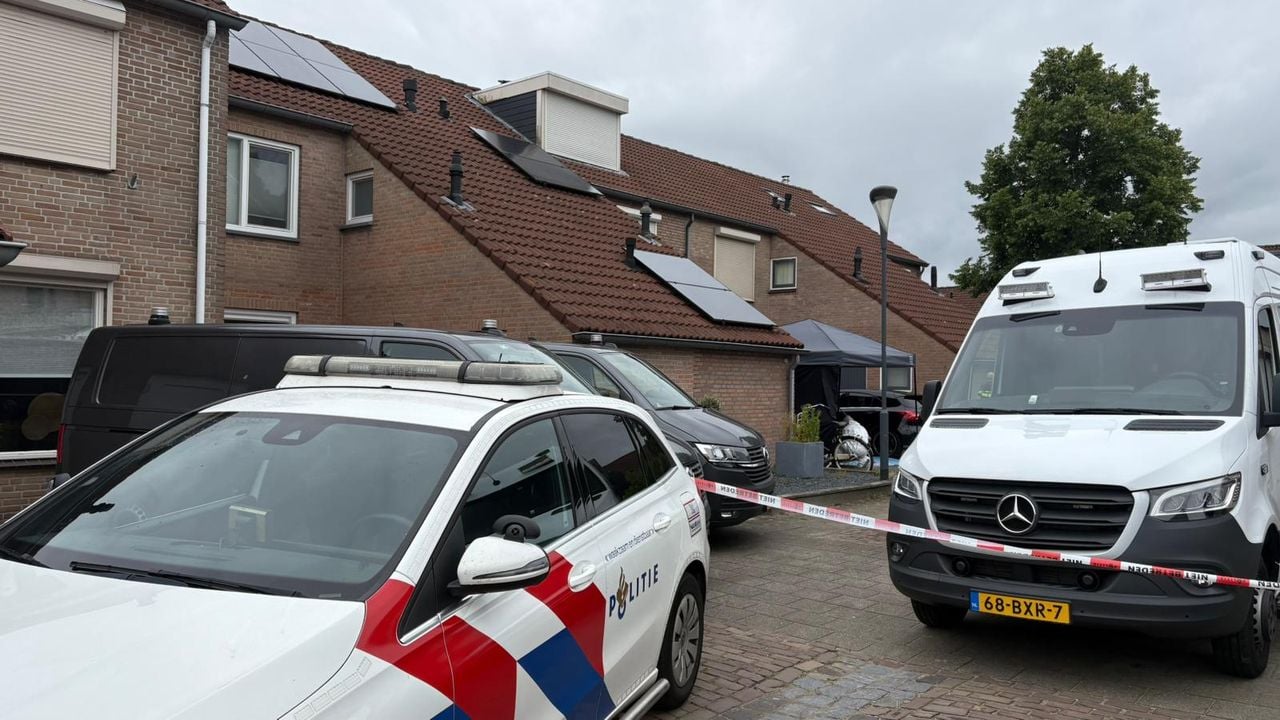 Dode vrouw in huis Sprang-Capelle, politie doet groot onderzoek (foto: Evie Hendiks).