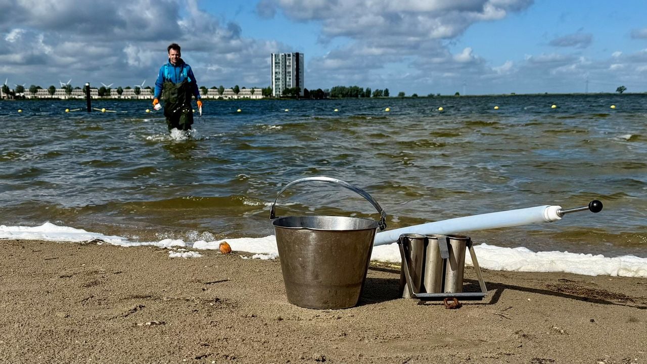 Scott van Nieuwenhoven voert de watermetingen tijdens het zwemseizoen om de twee weken uit op dezelfde locatie (foto: Erik Peeters)
