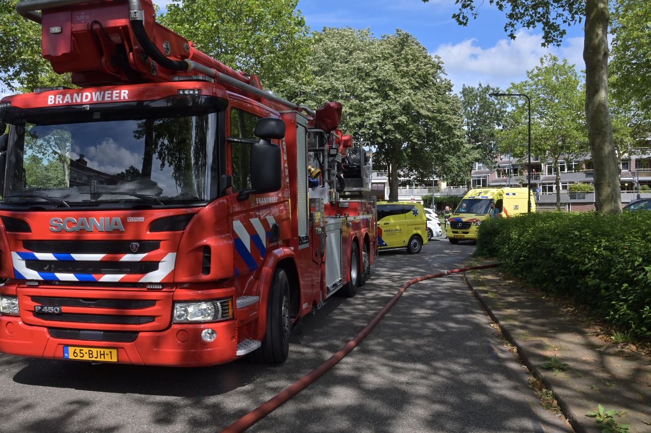 Brand op balkon en bij gevel van huis in Breda (foto: Perry Roovers / Persbureau Heitink). 