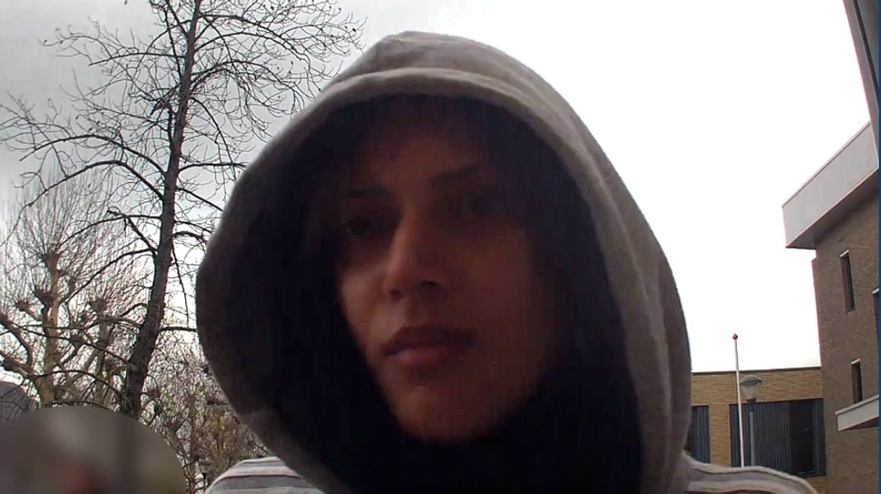 De politie heeft de vrouw herkenbaar in beeld gebracht nadat ze geld pinde met een gestolen bankpas (foto: Politie.nl). 