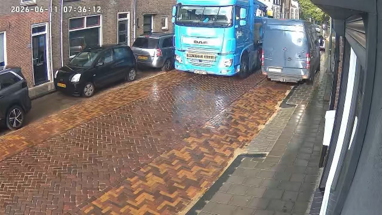 Verkeer wurmt zich door de smalle Hoogstraat (foto: Petua Kapitein)