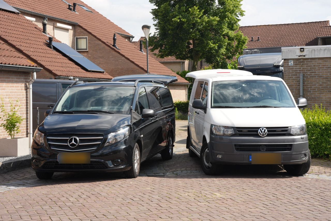Een begrafenisondernemer en de recherche hebben het lichaam van de overleden vrouw uit huis gehaald (foto: Erik Haverhals / Persbureau Heitink).