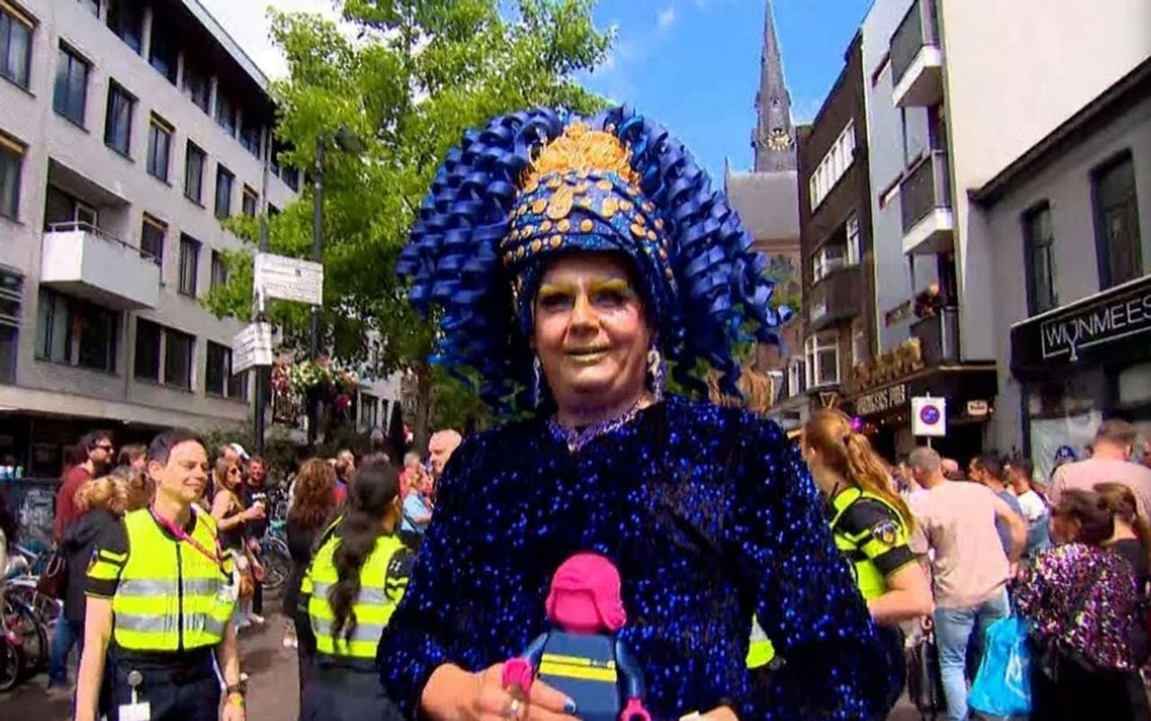 Dragqueen die namens de politie loopt tijdens de Pride-parade in Eindhoven.
