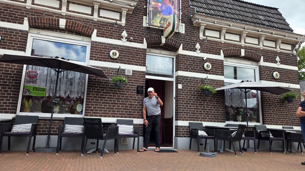 Kroegbaas Jozef Friederichs (80) bij Café de Sport in Budel-Schoot (foto: Noël van Hooft).