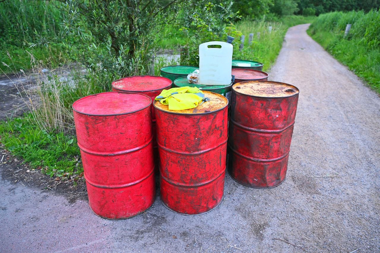 Naast vaten vond de politie ook koekjes en een jerrycan met water (foto: Rico Vogels / Persbureau Heitink). 