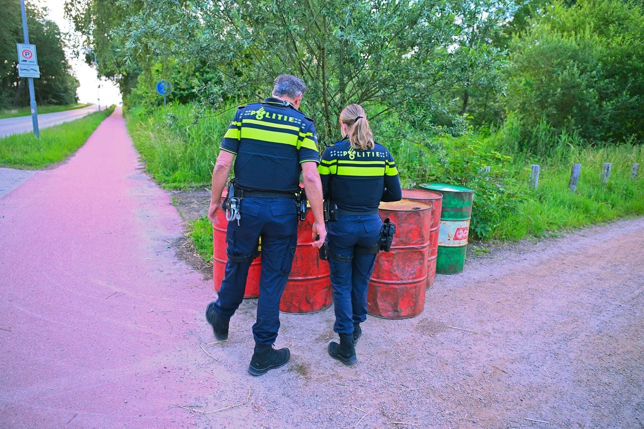 Politie onderzoekt de vaten langs de weg (foto: Rico Vogels / Persbureau Heitink).