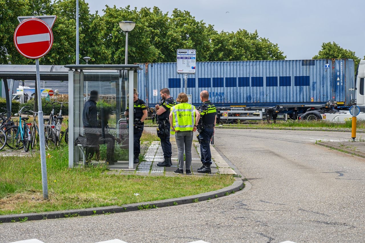 Sudanezen proberen als verstekeling naar Calais te reizen (foto: Tom van der Put / Persbureau Heitink). 