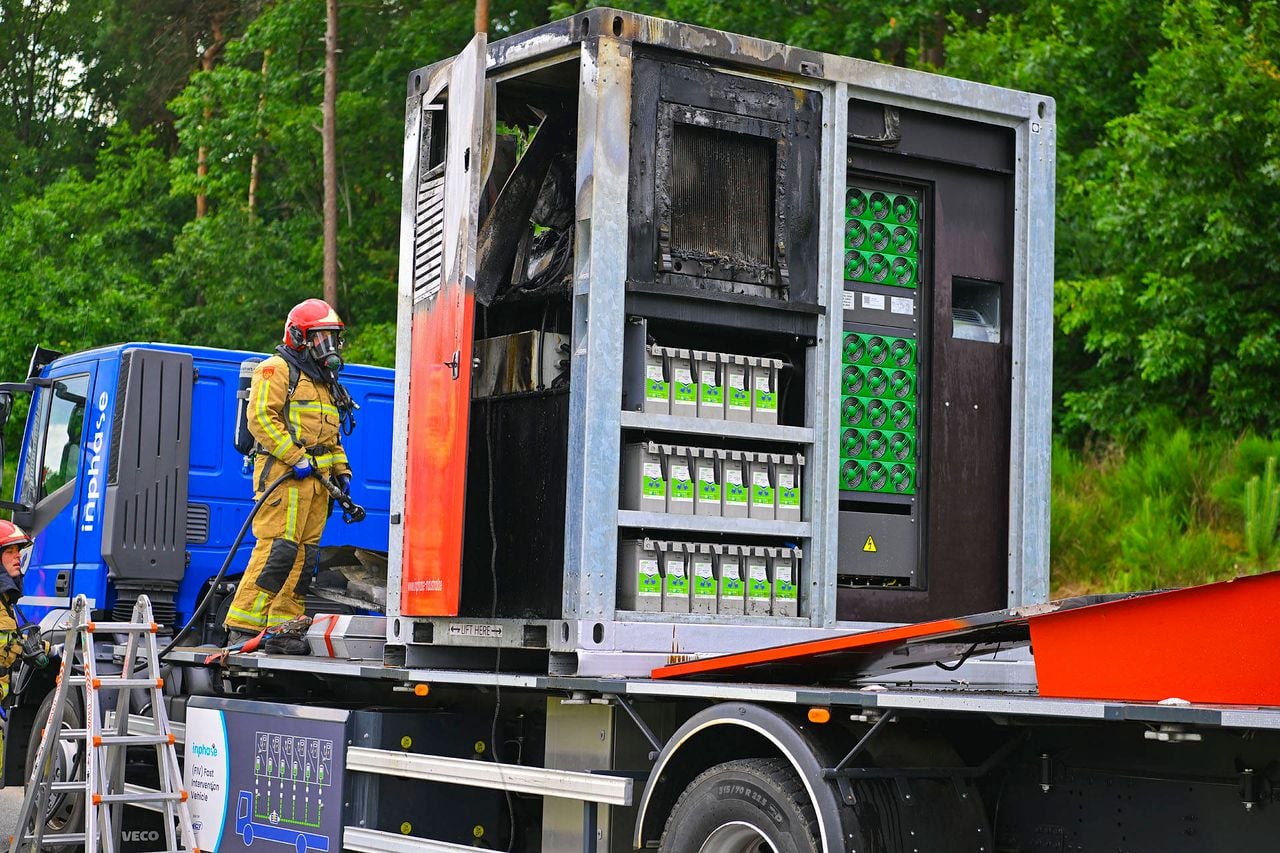 De vrachtwagen was geladen met accu's (foto: Rico Vogels / Persbureau Heitink).