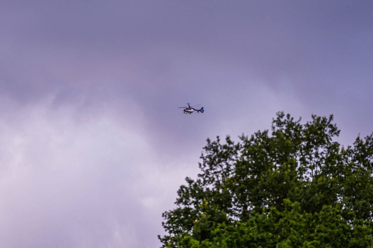 Een politiehelikopter kwam op het landgoed af (foto: Persbureau Heitink).