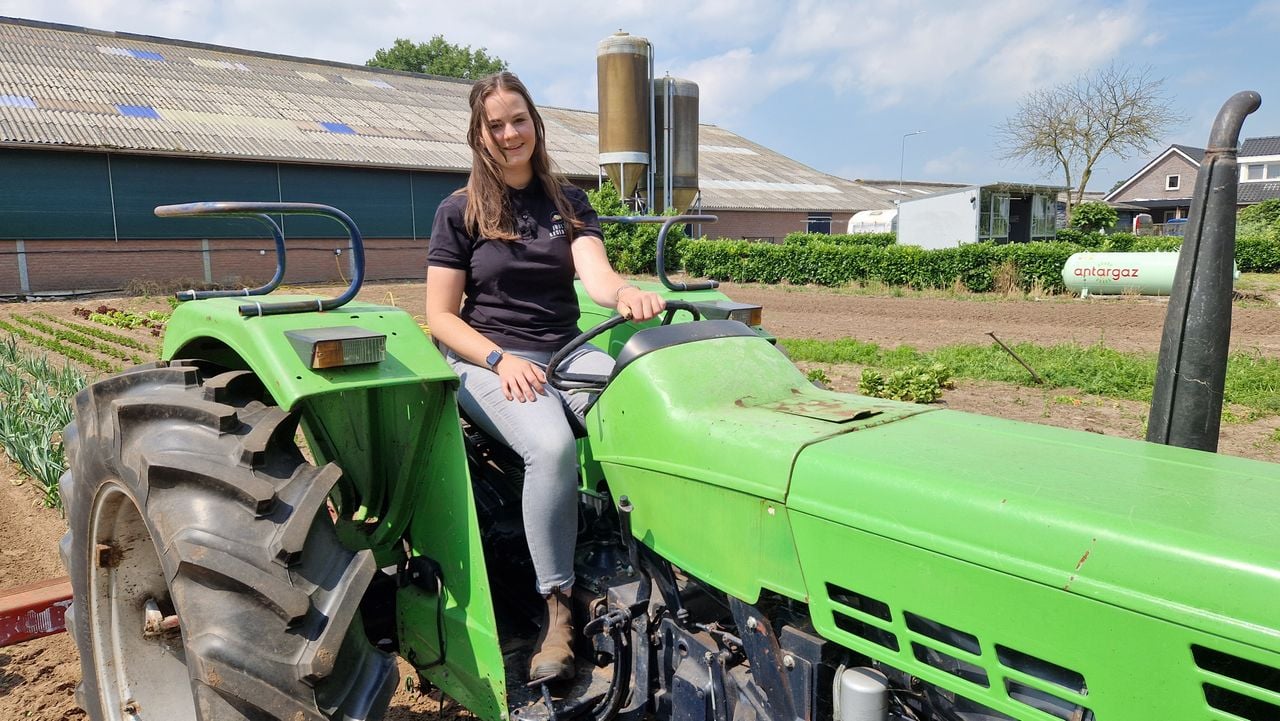 Julia ploegt het land om op haar tractor (foto: Tom Berkers).