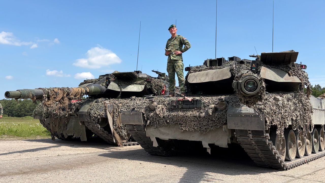 Commandant landstrijdkrachten Jan Swillens op een Duitse tank (foto: Willem-Jan Joachems)