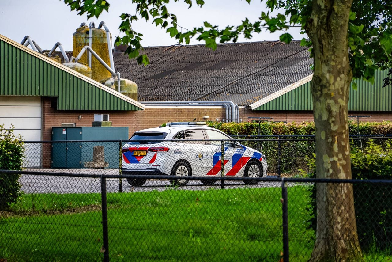 De politie doet donderdagavond ook onderzoek bij een boerderij in Lith (foto: Lucas Lammers / Persbureau Heitink).