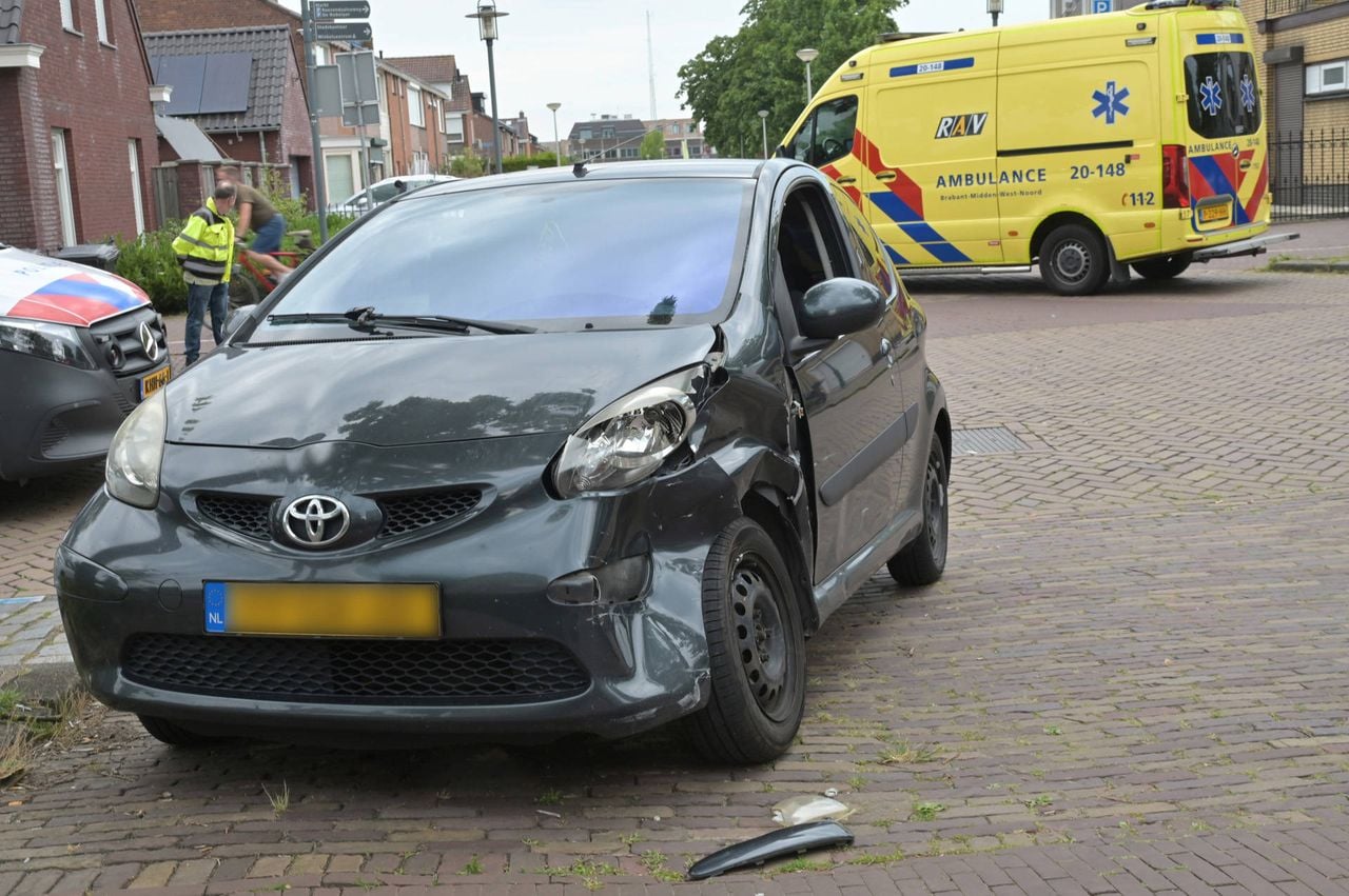 Een persoon is naar het ziekenhuis gebracht (foto: Perry Roovers / Persbureau Heitink).