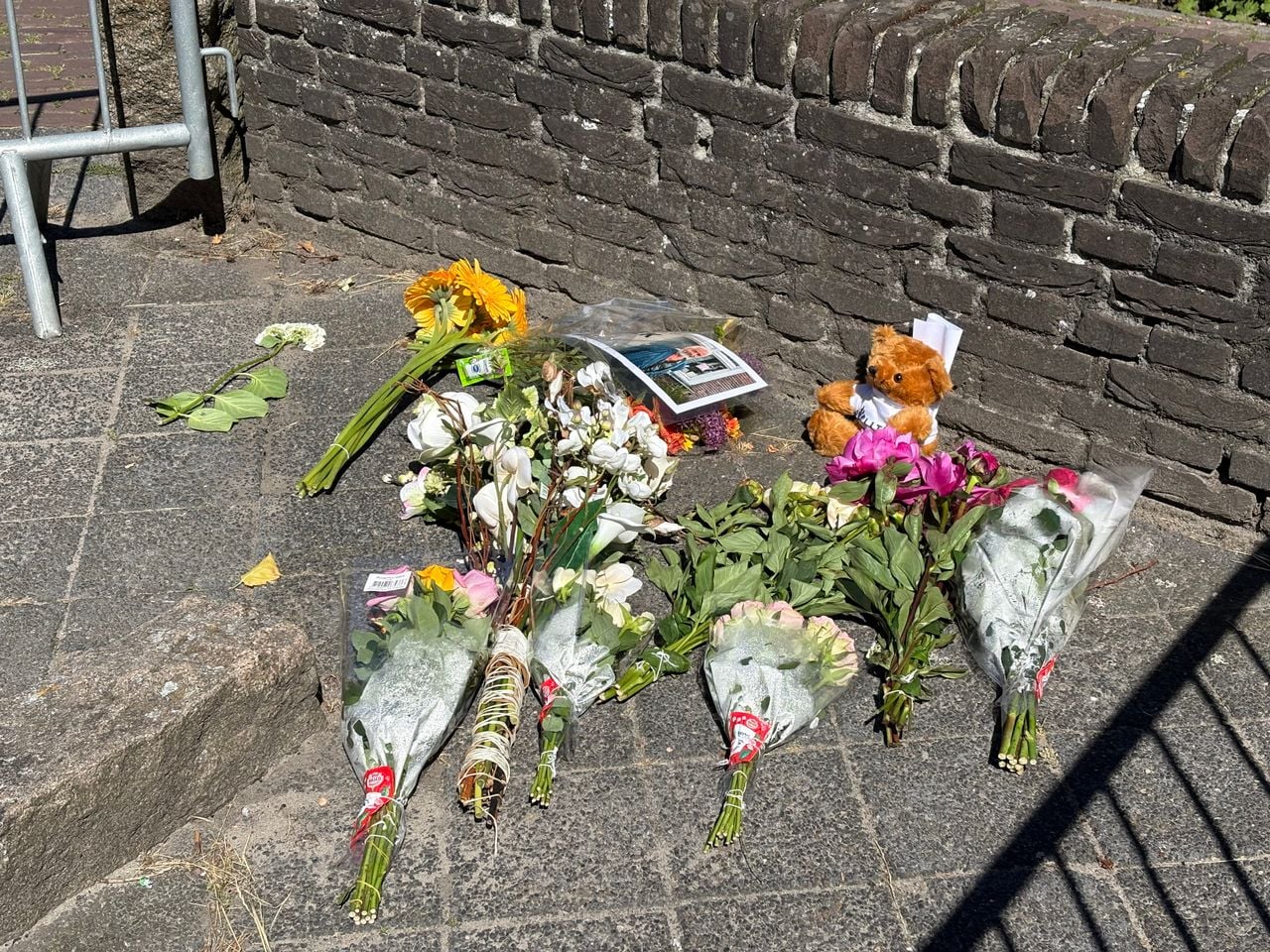 Verschillende Rijenaren hebben een bosje bloemen neergelegd vlakbij de woning waar dinsdagnacht een grote brand woedde (foto: Wilco Zonneveld).
