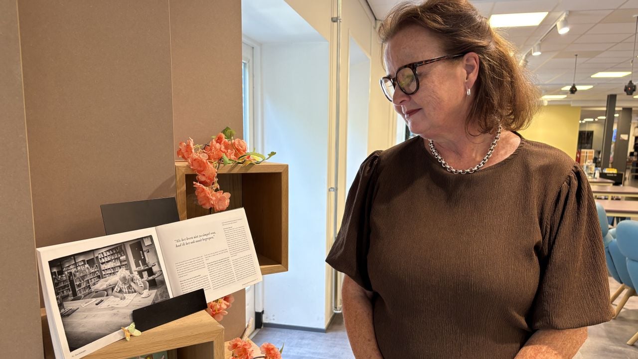Ingrid Langen is directeur van cultureel centrum de Boodschap en kijkt naar de foto van Kees die daar vaste gast was (foto: Wilco Zonneveld).