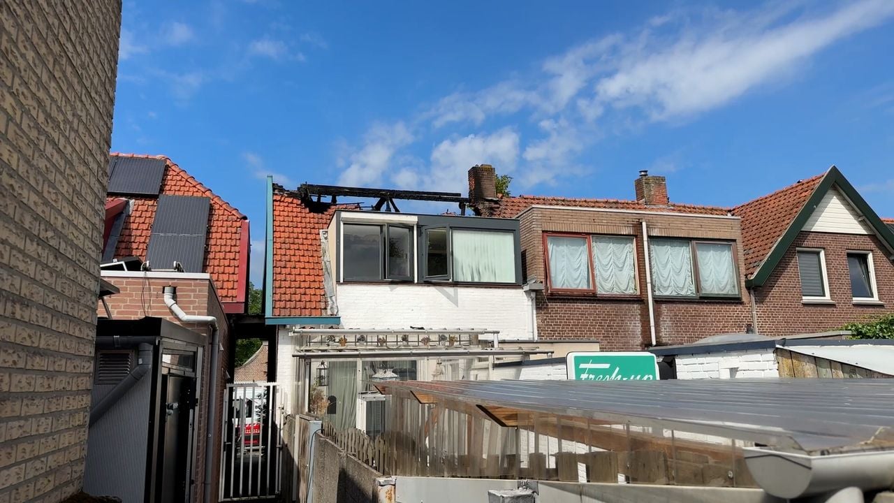 Het complete dak van Frans woning is verdwenen (foto: Omroep Brabant).