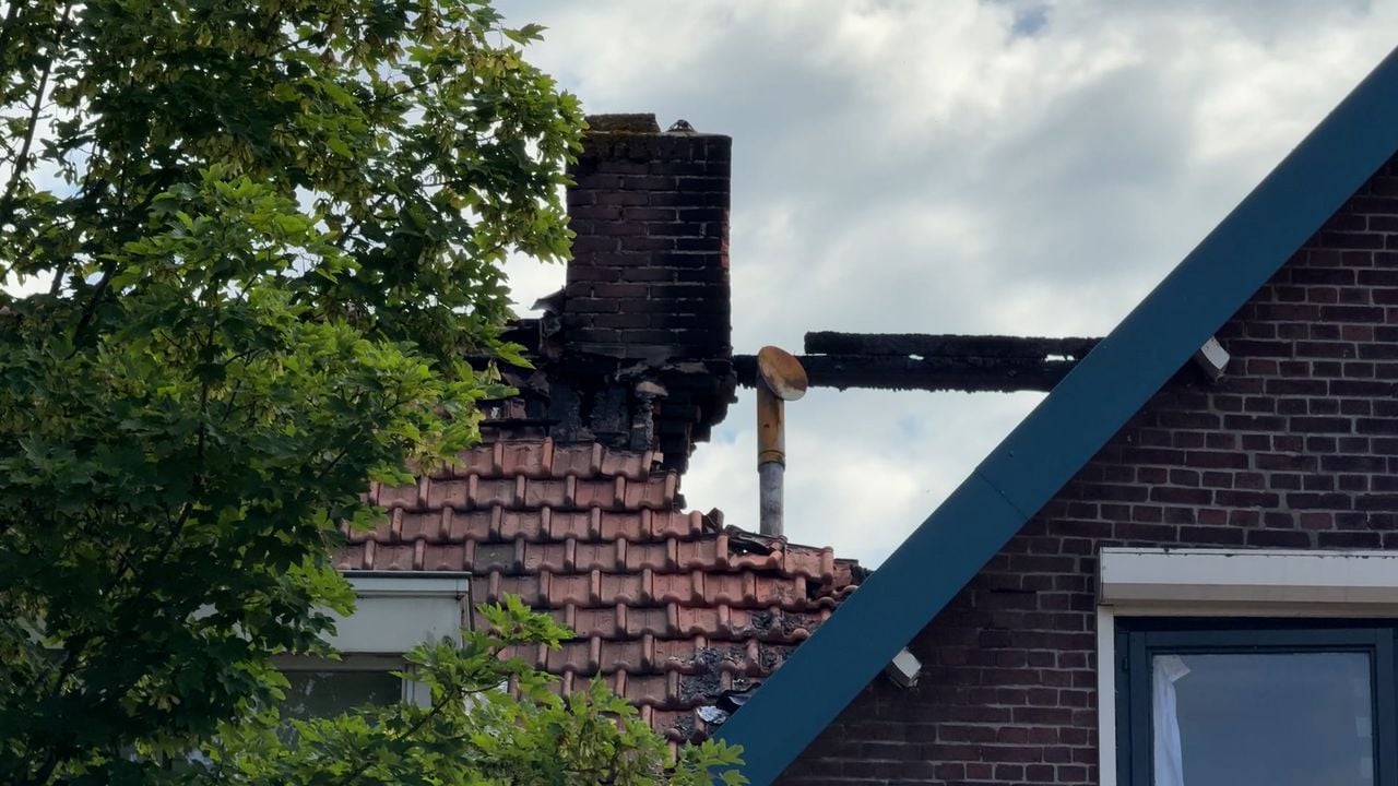 De draagbalk naar de buren ligt compleet in as waardoor de schoorsteen van hen scheef staat. (Foto: Omroep Brabant).