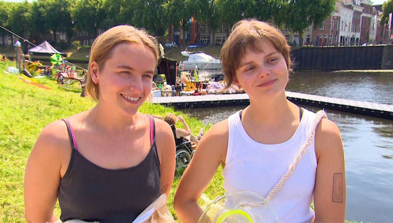 Kunstenaars Fenna en Emmie.