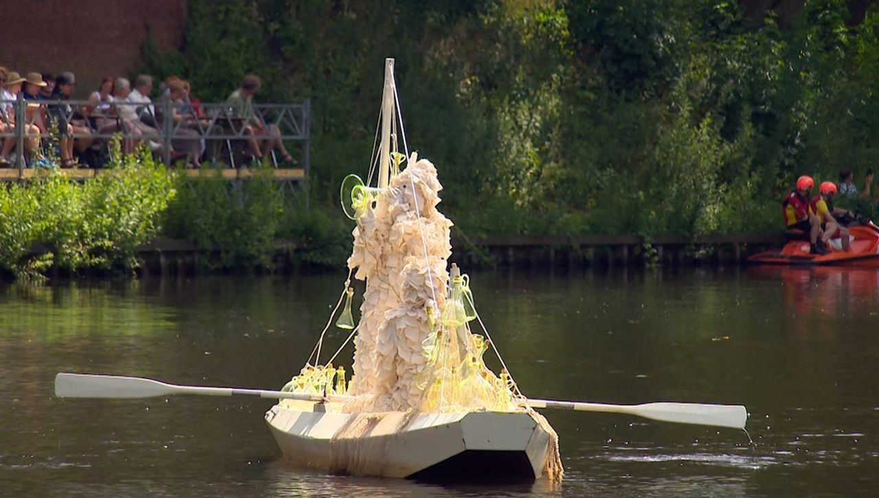 De boot met flessen van Fenna en Emmie.