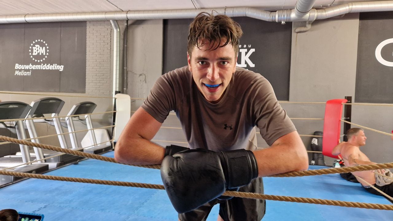 Gijs is bijna klaar voor het gevecht in de ring in Boerdonk tijdens Fight Cancer Night (foto: Tom Berkers).