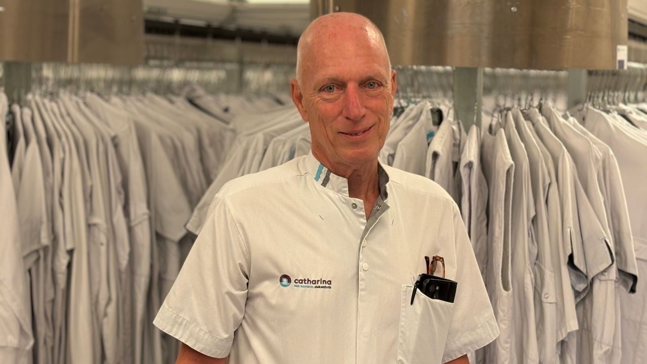 Jack Verweij werkt bij de kledinguitgifte in de kelder van het Catharina Ziekenhuis (foto: Rogier van Son). 