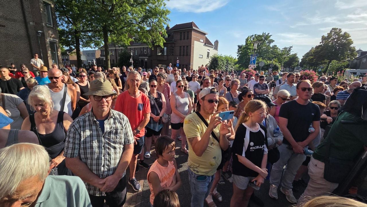 Het plein in Rijen stroomde helemaal vol voor paradijsvogel Kees. (Foto: Noël van Hooft.)