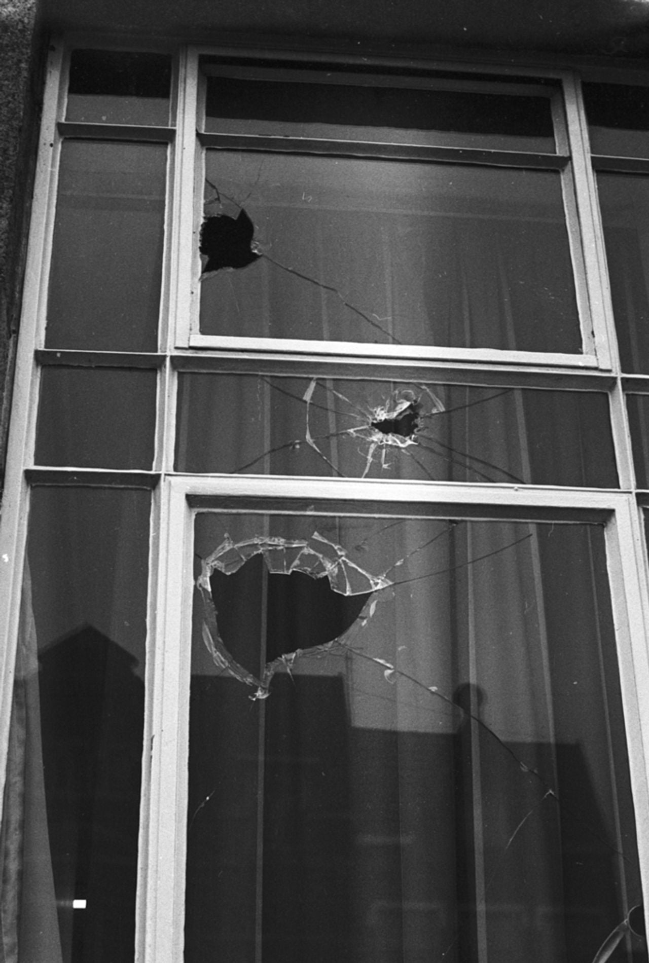 Gaten in een raam van de AMRO Bank na een overval op 15 oktober 1965 (foto: Persbureau van Eijndhoven/collectie Regionaal Archief Tilburg) 