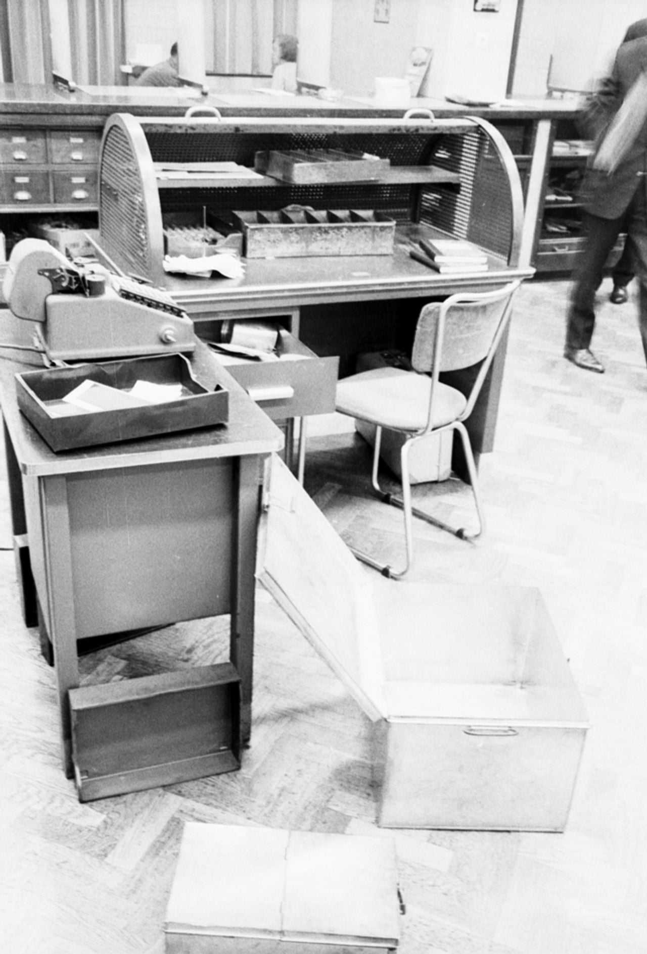 Lege geldkisten na de overval op de AMRO Bank in Tilburg (foto: Persbureau van Eijndhoven/collectie Regionaal Archief Tilburg)