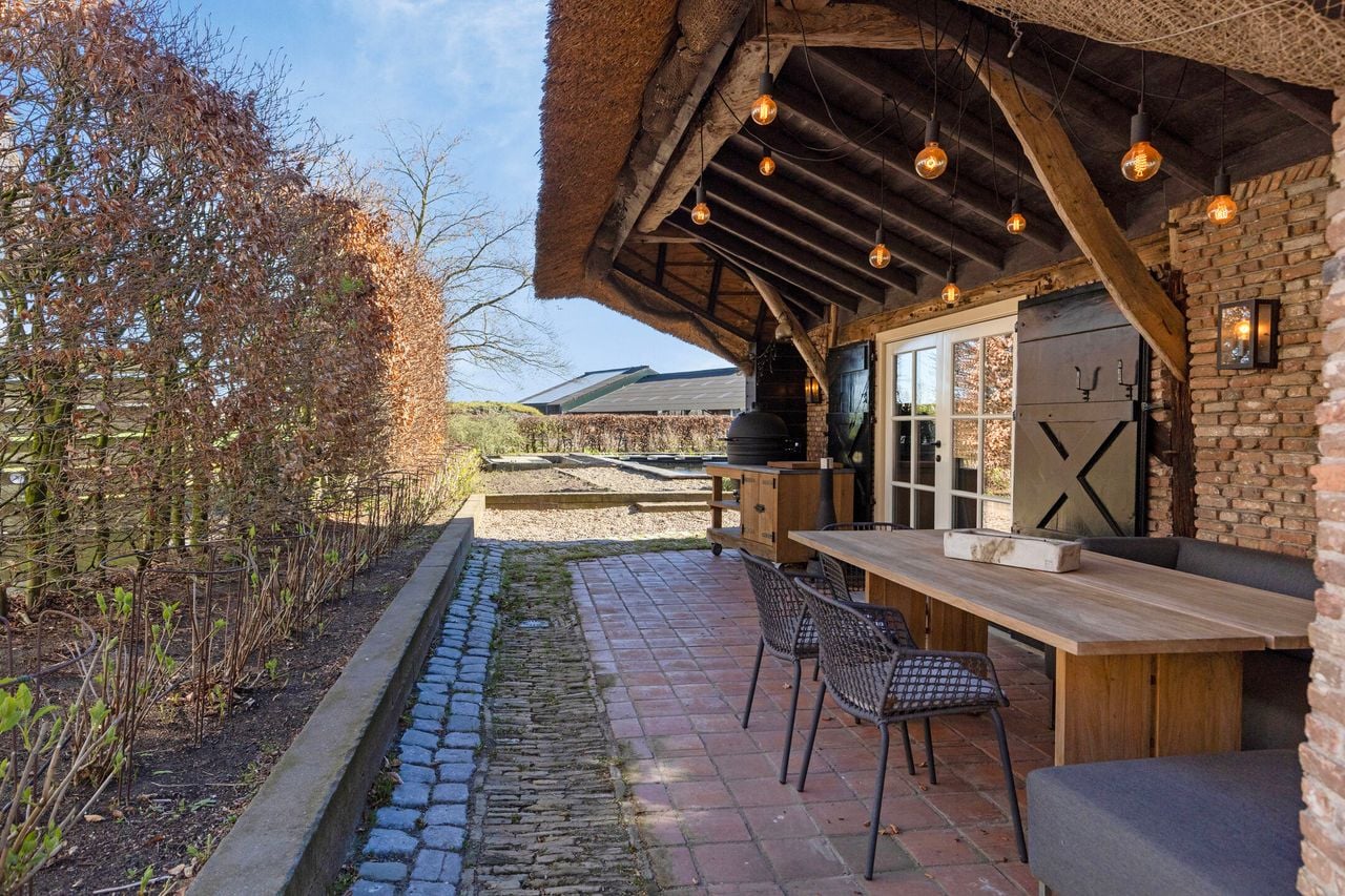 Het terras van woonboerderij in Haaren (foto: Essentieel Wonen Makelaars).