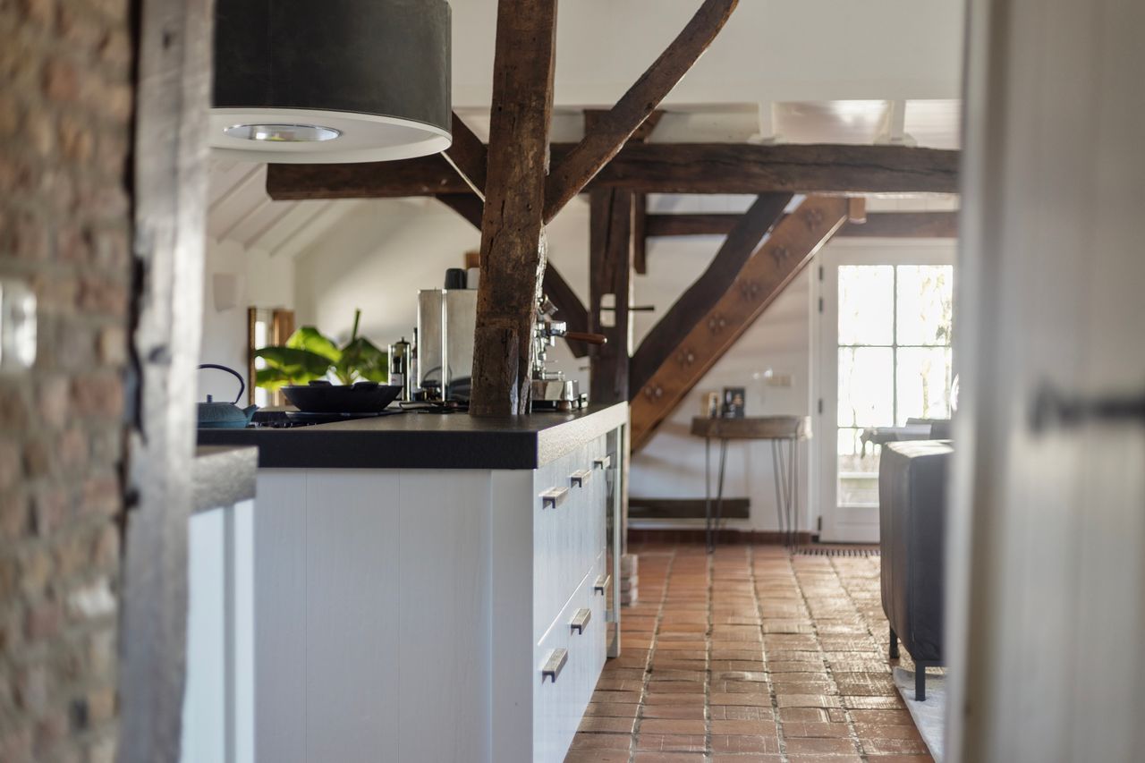 De keuken van de woonboerderij (foto: Essentieel Wonen Makelaars).