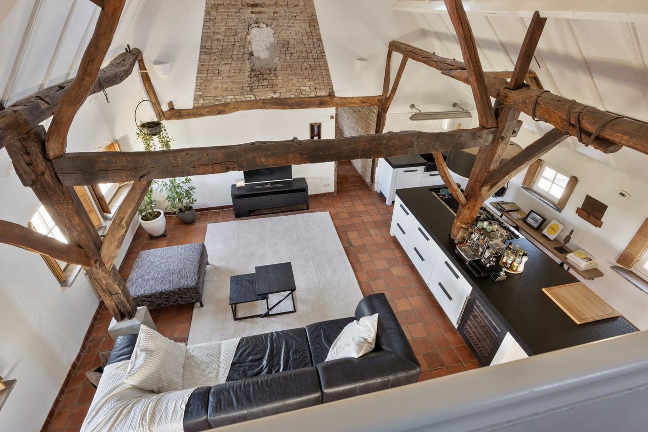 De woonkamer van de woonboerderij in Haaren (foto: Essentieel Wonen Makelaars).
