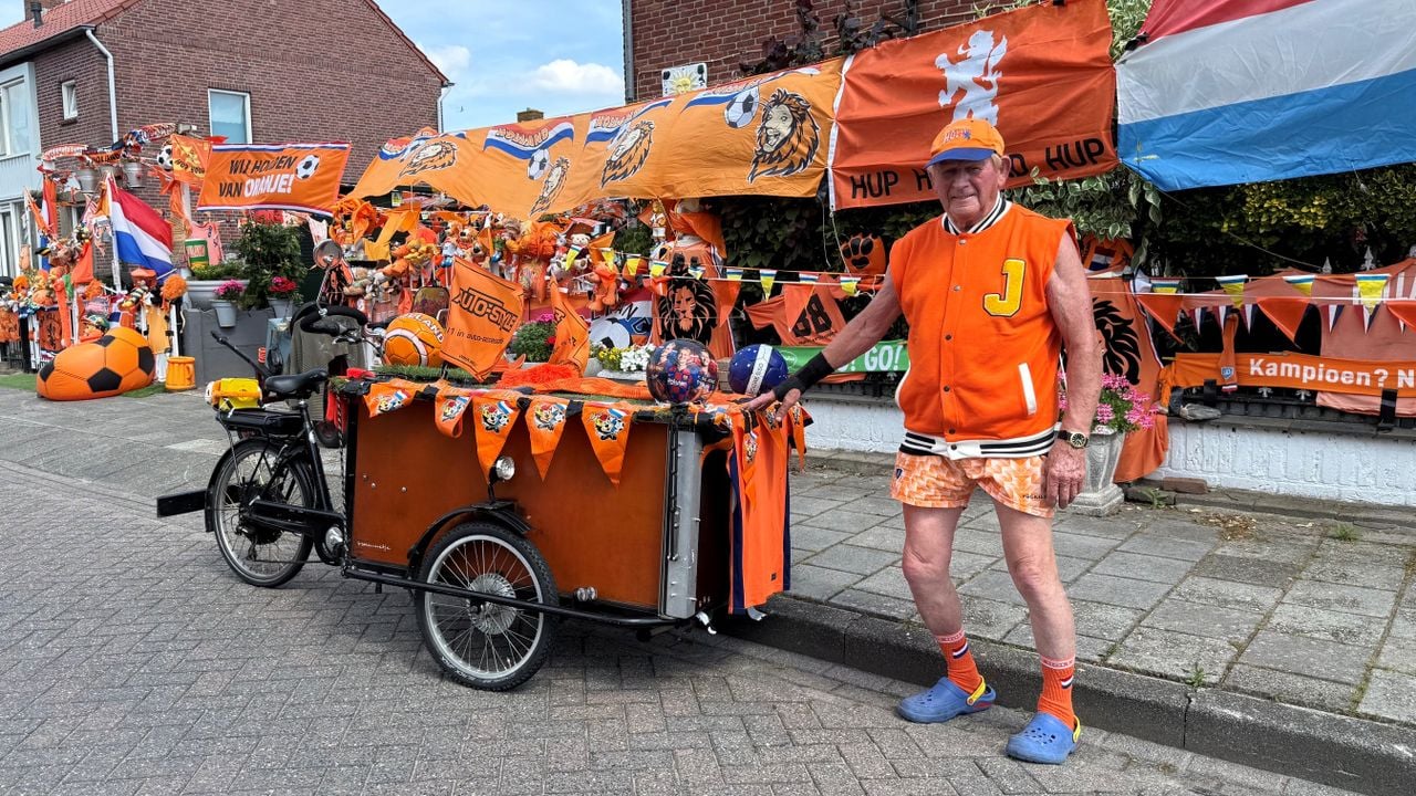 Theo heeft niet alleen zijn bakfiets maar ook zijn hele huis versierd (foto: Erik Peeters)