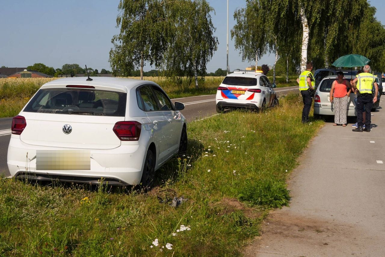 Drie auto's raakten bij het ongeluk betrokken (foto: Harrie Grijseels / Persbureau Heitink).