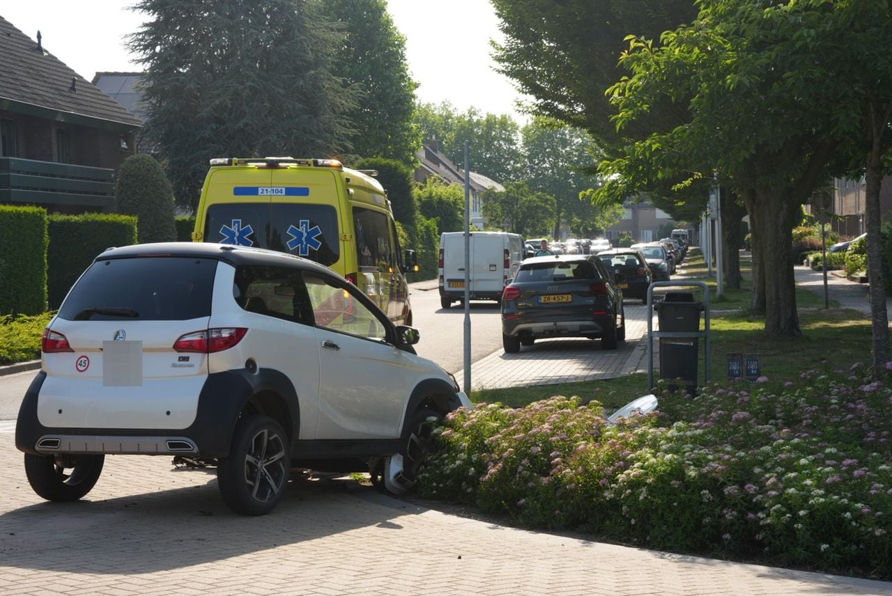 De jonge vrouw raakte lichtgewond (foto: Erik Haverhals / Persbureau Heitink).