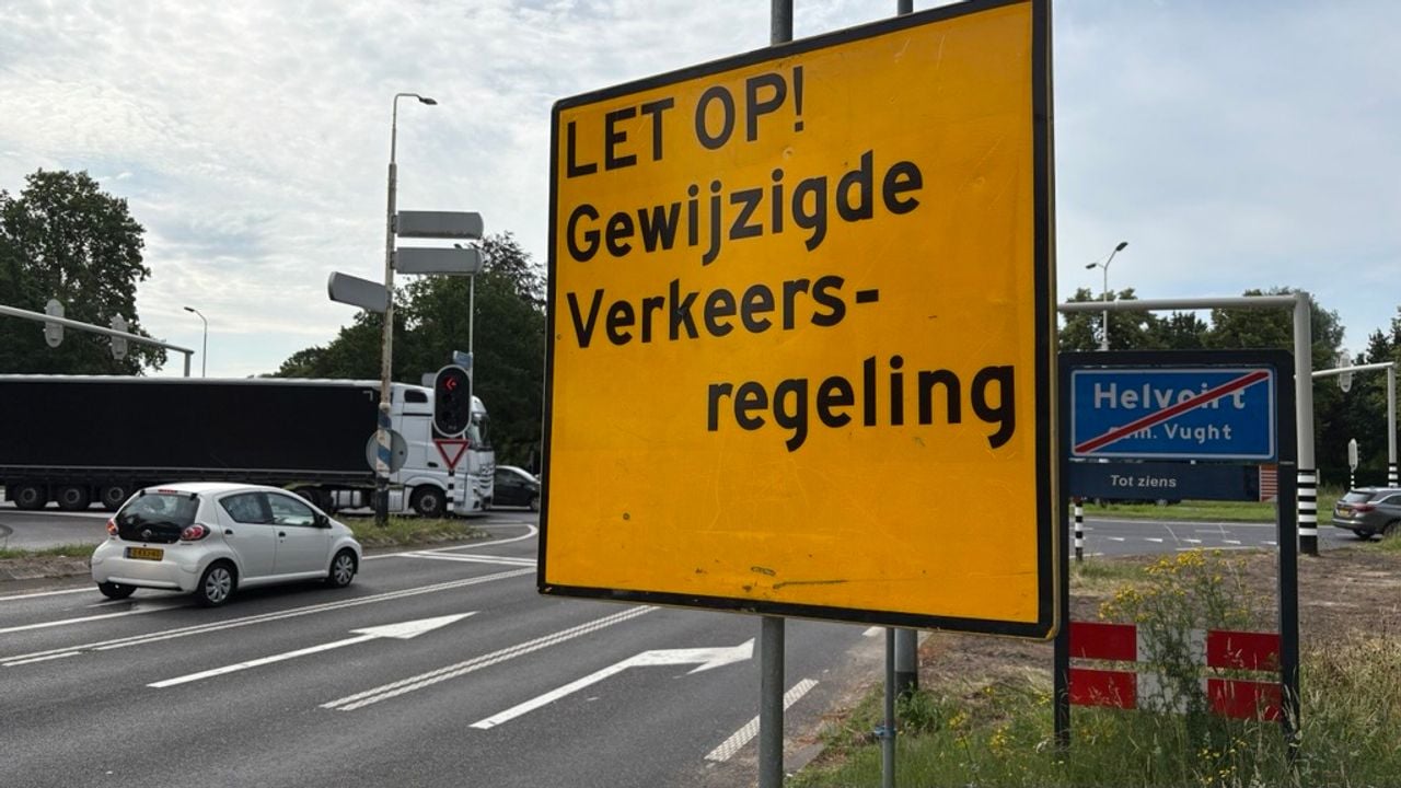 Nieuwe verkeerslichten op de N65 bij de kruising bij Helvoirt moeten de verkeerssituatie veiliger maken (foto: Ruud Ritzen).