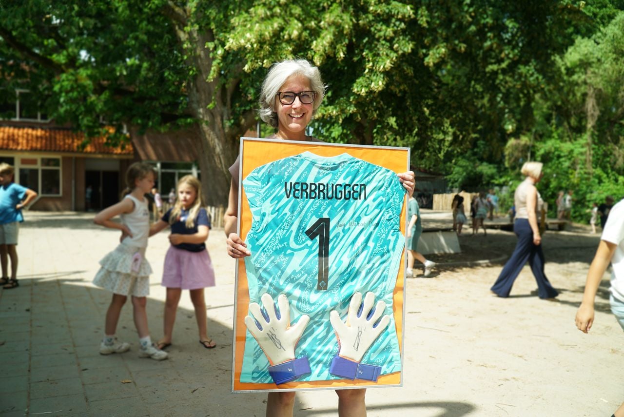 Onlangs kwam Bart Verbruggen langs op Waldorf en liet hij zijn WK-kwalificatieshirt en handschoenen achter (foto: Rochelle Moes.